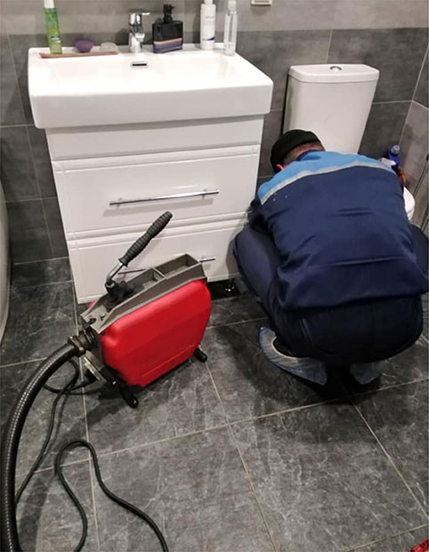 Îndepărtarea blocajelor prin desfundarea mecanică canalizării