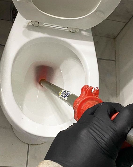 Lucrăm la desfundarea pneumatică a apelor uzate în Chișinău